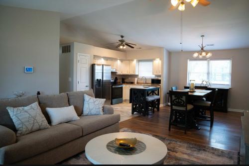 Cozy, Modern 3BR Mins to Louisville WiFi AC, Jeffersonville