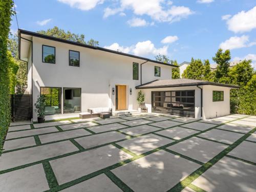 Facilities, Casa Leona in Encino