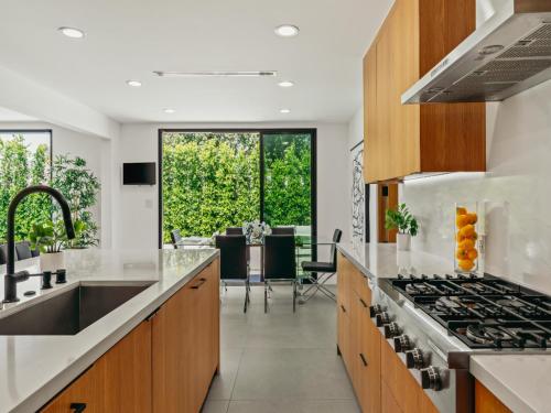 Facilities, Casa Leona in Encino