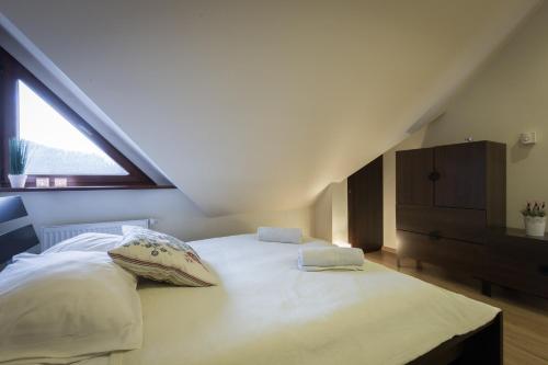 Studio Apartment - No Parking image 2