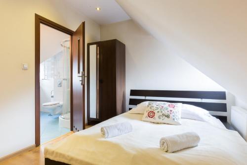 Studio Apartment - No Parking image 6