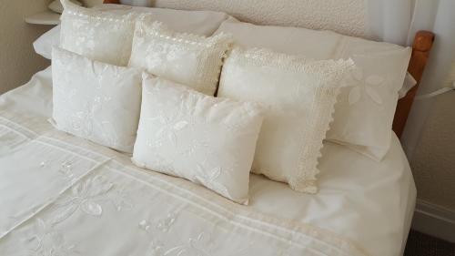 Double Room with Bay Window image 1
