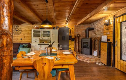 virtuve, Pet Friendly Home In Plesce in Kamenski Hrib