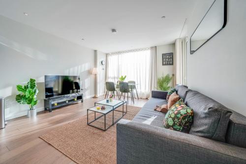 High-End 1BR AC & Balcony Vauxhall Zone 1