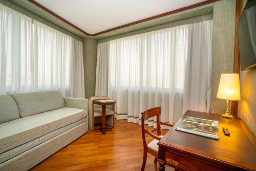 1 queen bed, 1 sofa bed