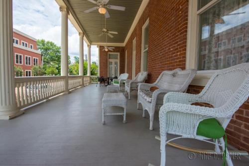 ระเบียง/ชานเรือน, The Guest House Historic Mansion in นัตเชซ์ (MS)