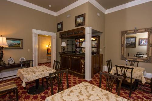 ห้องส่วนกลางสำหรับนั่งเล่น/ดูทีวี, The Guest House Historic Mansion in นัตเชซ์ (MS)