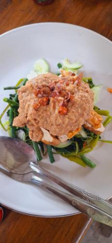 Bamboo Craft Homestay in ซิกูร์