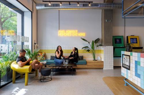 Lobby, Retroverse Eccentric Stay in Athens