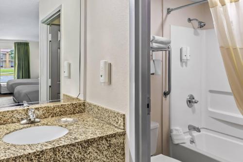 Quality Inn Fort Campbell - image 13