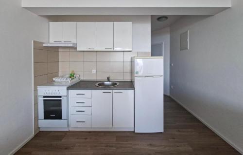 Kitchen, Lovely Apartment In Rtina With Wifi in Rtina