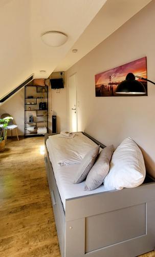 1 queen bed, 1 sofa bed