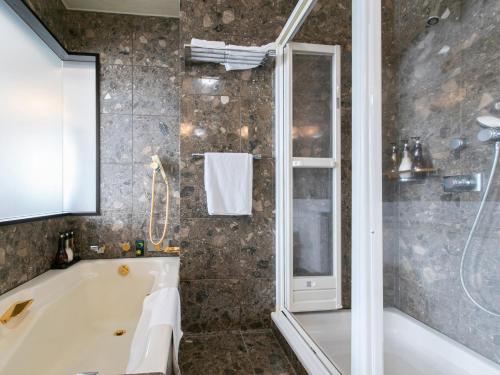 room detail thumbnail 2