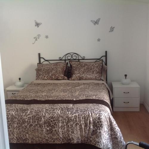 1 queen bed, 1 sofa bed