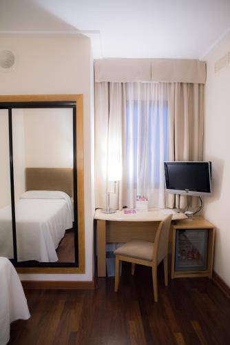 Single Room image 6