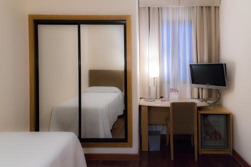 Single Room image 3