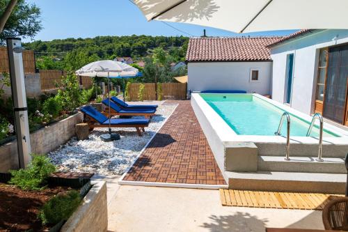 2 bedrooms, 3 beds