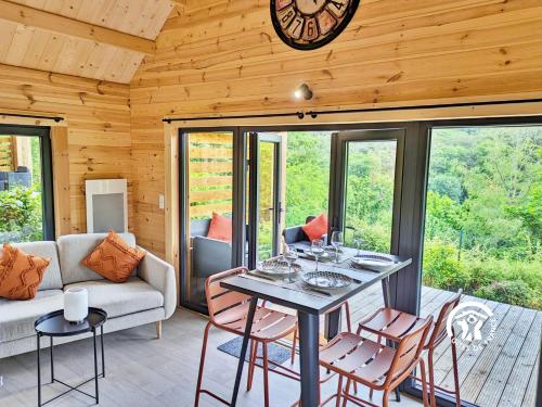 Chalet 24 La Forêt, Camping de Coupeau, 4 personnes - Location saisonnière - Saint-Berthevin