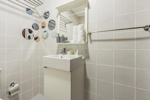 Studio Steps from JBR Beach and Marina Walk, Conveniently located near Ain Dubai, Dec Towers T2, Dubai Marina by Deluxe Holiday Homes, Dubai (foto 10)