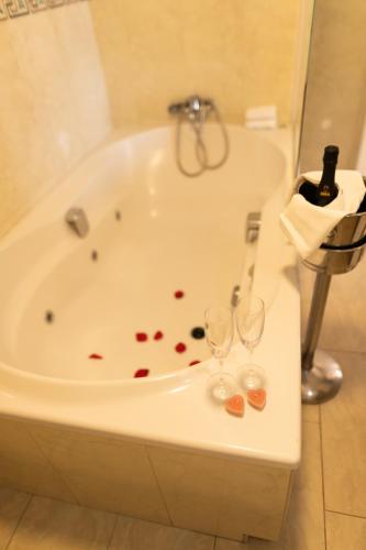 Deluxe Double Room with Spa Bath  image 3