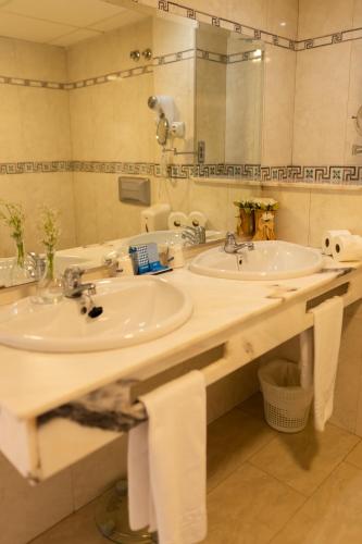 Deluxe Double Room with Spa Bath  image 1