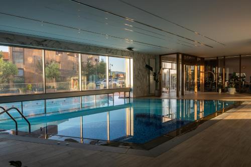 สระว่ายน้ำ, Oakridge Hotel & Spa in โคเบรี