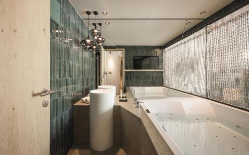 room detail thumbnail 2