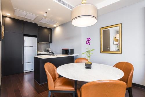 ห้องครัว, โรงแรมชาเทรียม ริเวอร์ไซด์ กรุงเทพฯ (Chatrium Hotel Riverside Bangkok) near โรงเรียนนานาชาติโชรส์เบอรี่