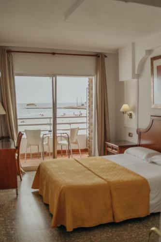 Double Room with Sea View image 3