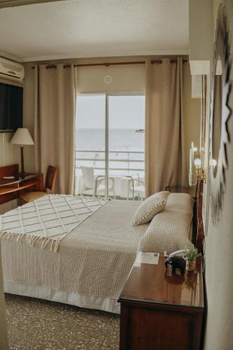 Double Room with Sea View image 2