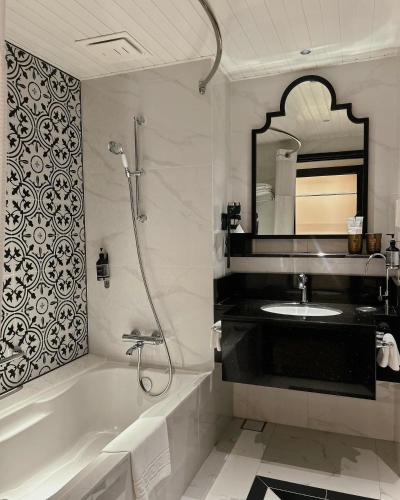 room detail thumbnail 2