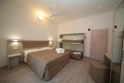 2 queen beds, 2 bunk beds