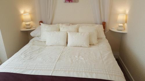 Double Room with Bay Window image 4