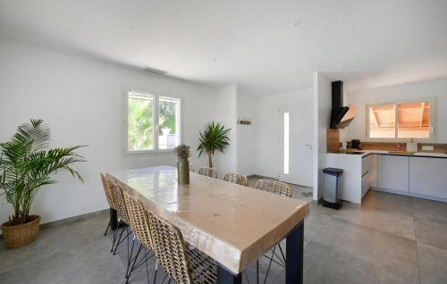 Awesome Home In Saint-Michel-Deuzet