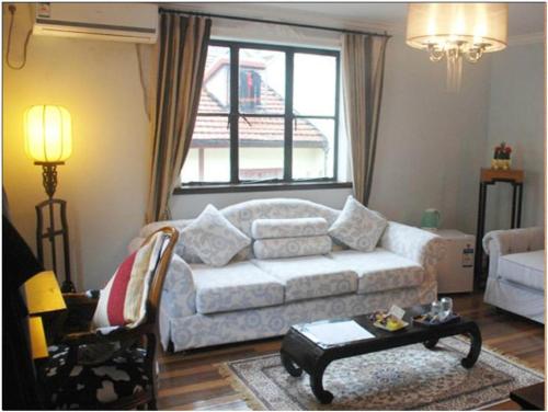 Kevins Old House The 4-star Kevins Old House offers comfort and convenience whether youre on business or holiday in Shanghai. The property features a wide range of facilities to make your stay a pleasant experience.