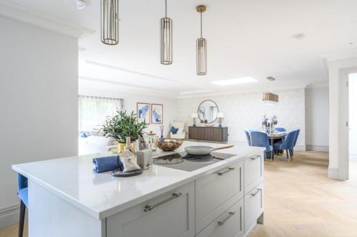 Luxury 3 Bed Penthouse with Large Terrace and Private Parking in Sunningdale