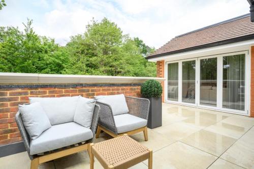 Luxury 3 Bed Penthouse with Large Terrace and Private Parking in Sunningdale