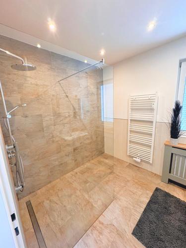 Shower, Luxurioses Apartment 85m2 mit Infrarotkabine und Parkplatz in Volkendorf