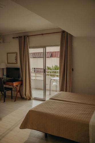 Double Room image 3