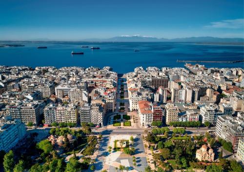 Alice Spacious Apartment in Nea Paralia District