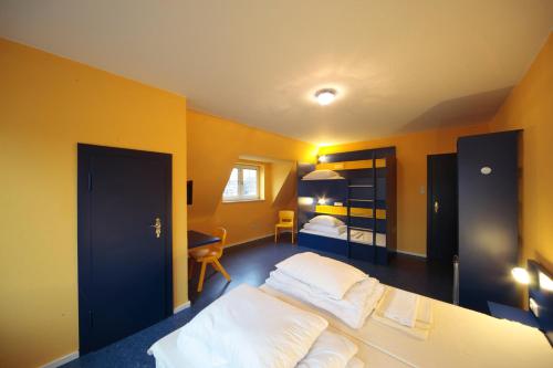Bed'nBudget Expo-Hostel Rooms Room Type - 4-Bed Room with Shared Bathroom