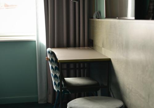 Standard Twin Room image 4