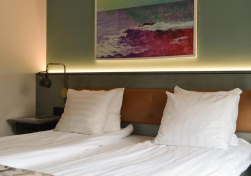 Standard Twin Room image 7
