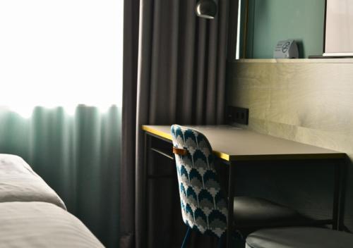 Standard Twin Room image 6