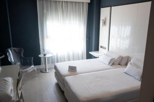 Standard Twin Room image 10
