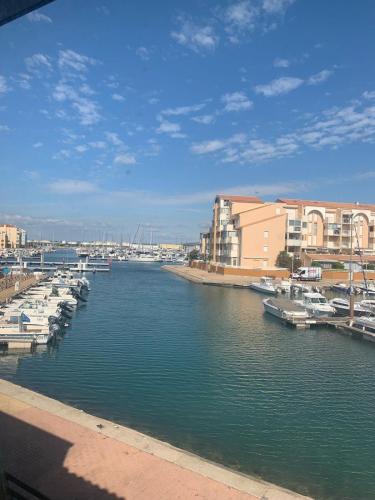 Appartement duplex face au port 50 m des plages