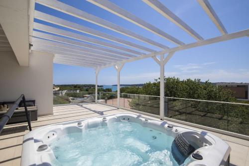 Bañera de hidromasaje, Villa Luna with Jacuzzi, Sauna and Private Pool in Medulin