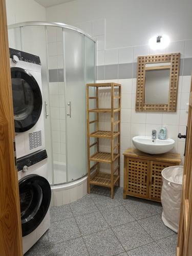 2 bedrooms, 7 beds