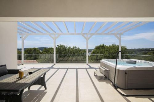 Bañera de hidromasaje, Villa Luna with Jacuzzi, Sauna and Private Pool in Medulin
