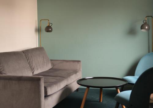 Family Room image 3